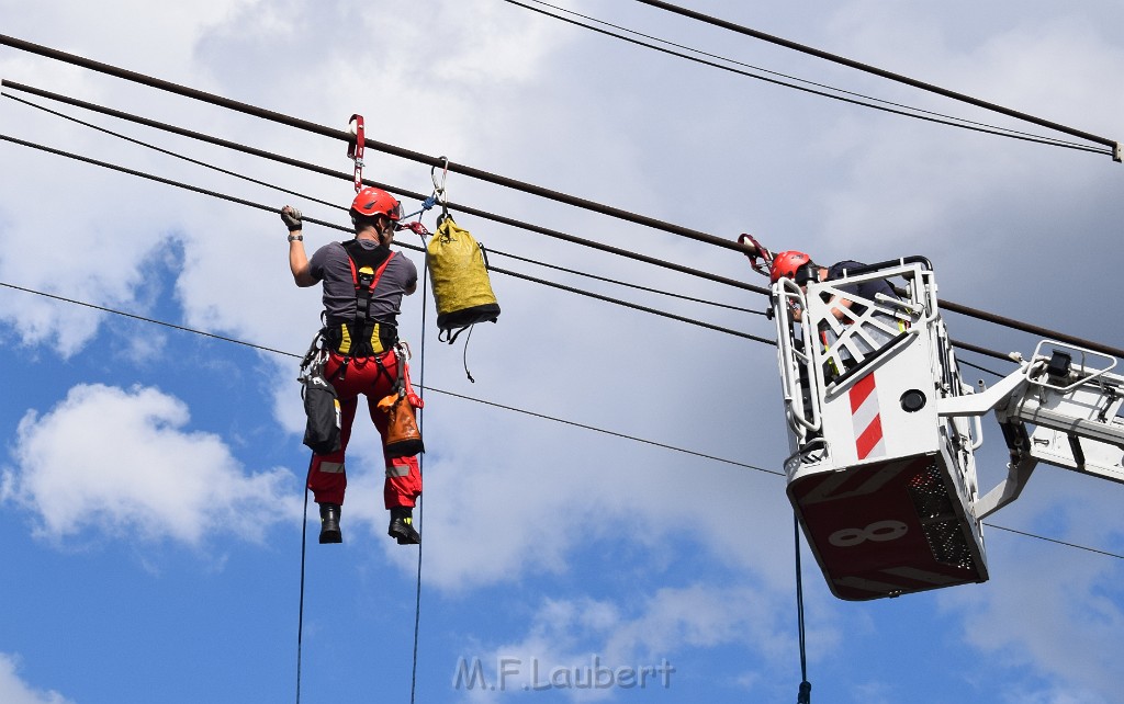 Koelner Seilbahn Gondel blieb haengen Koeln Linksrheinisch P230.JPG